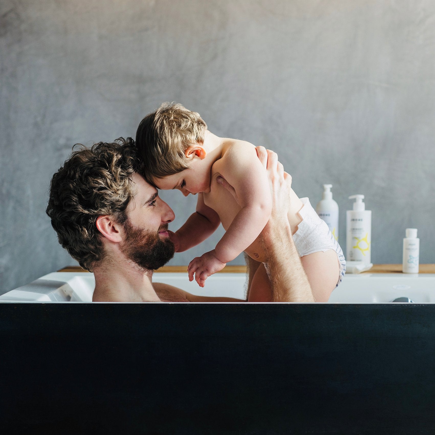 Naissance à 3 ans : les joies du bain à chaque âge